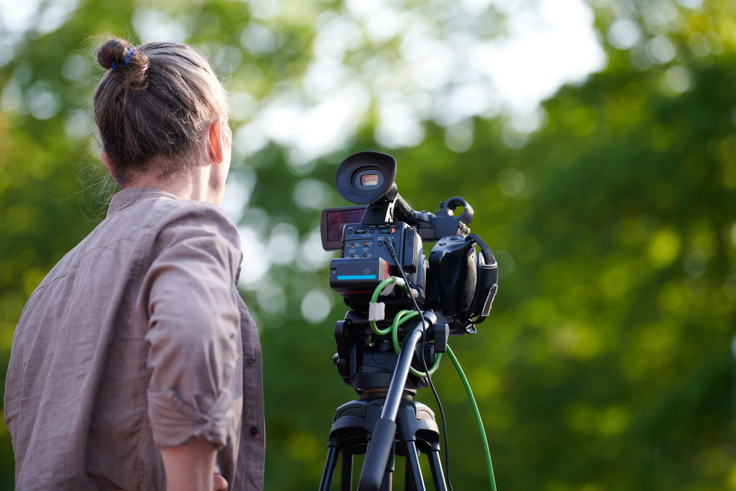 Cameraman vu de dos en extérieur