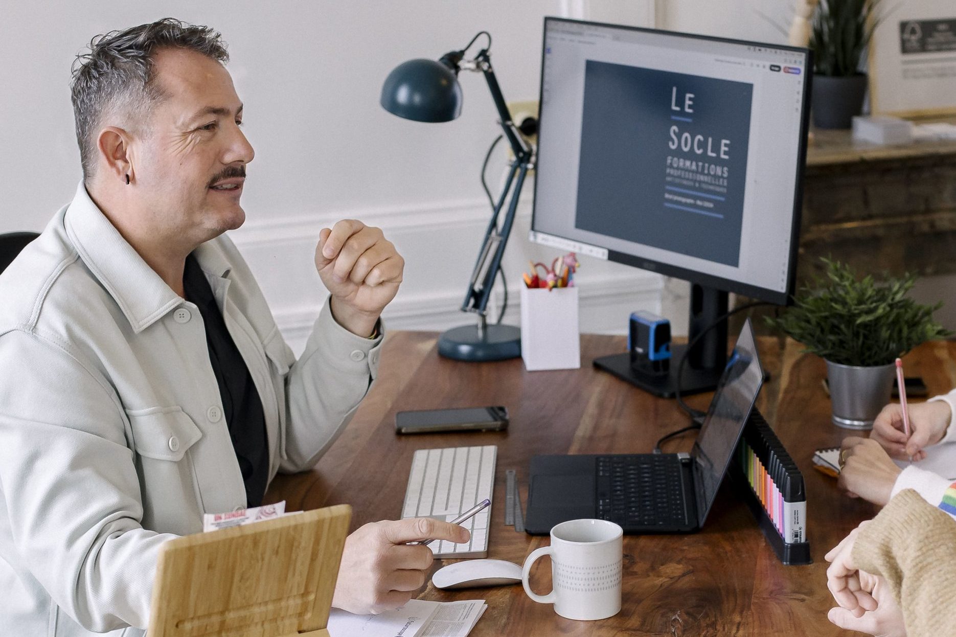  Réunion de travail avec documents et ordinateurs.